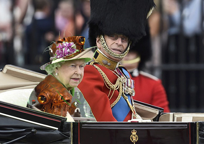 The Queen&#8217;s &#8216;Green Screen&#8217; Outfit Sparks A Hilarious Internet Reaction