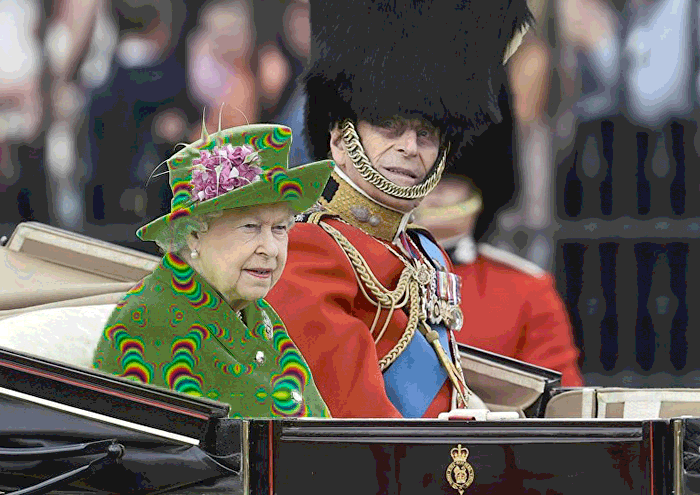The Queen&#8217;s &#8216;Green Screen&#8217; Outfit Sparks A Hilarious Internet Reaction
