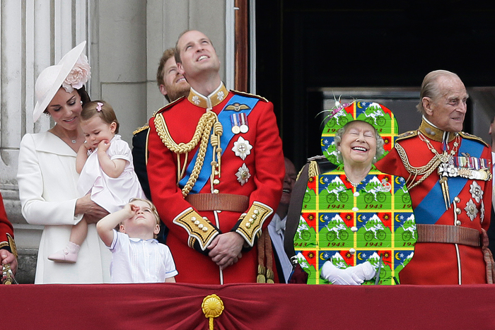 The Queen&#8217;s &#8216;Green Screen&#8217; Outfit Sparks A Hilarious Internet Reaction