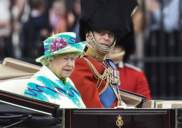 The Queen&#8217;s &#8216;Green Screen&#8217; Outfit Sparks A Hilarious Internet Reaction