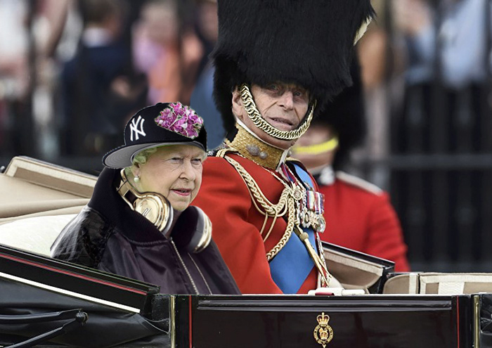 The Queen&#8217;s &#8216;Green Screen&#8217; Outfit Sparks A Hilarious Internet Reaction