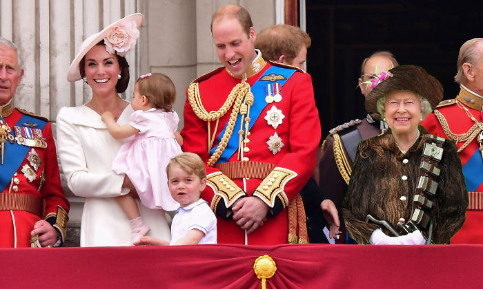 The Queen&#8217;s &#8216;Green Screen&#8217; Outfit Sparks A Hilarious Internet Reaction