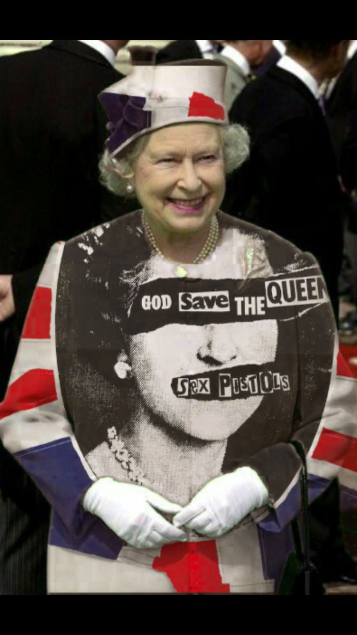 The Queen&#8217;s &#8216;Green Screen&#8217; Outfit Sparks A Hilarious Internet Reaction