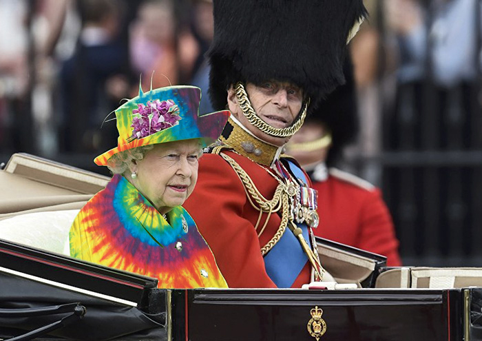The Queen&#8217;s &#8216;Green Screen&#8217; Outfit Sparks A Hilarious Internet Reaction