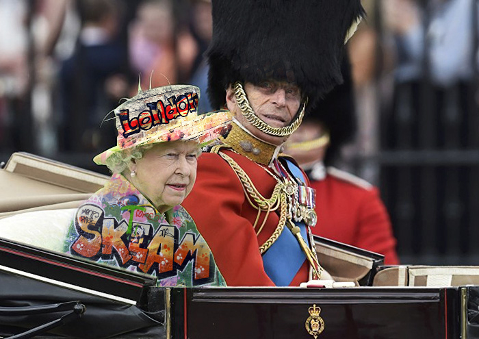 The Queen&#8217;s &#8216;Green Screen&#8217; Outfit Sparks A Hilarious Internet Reaction