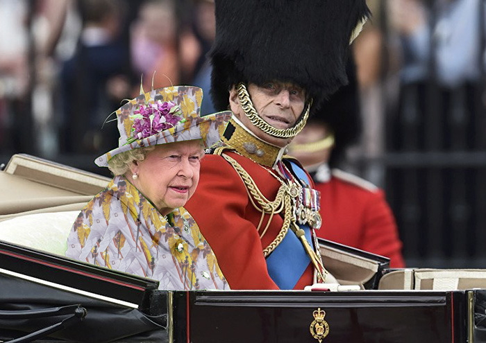 The Queen&#8217;s &#8216;Green Screen&#8217; Outfit Sparks A Hilarious Internet Reaction