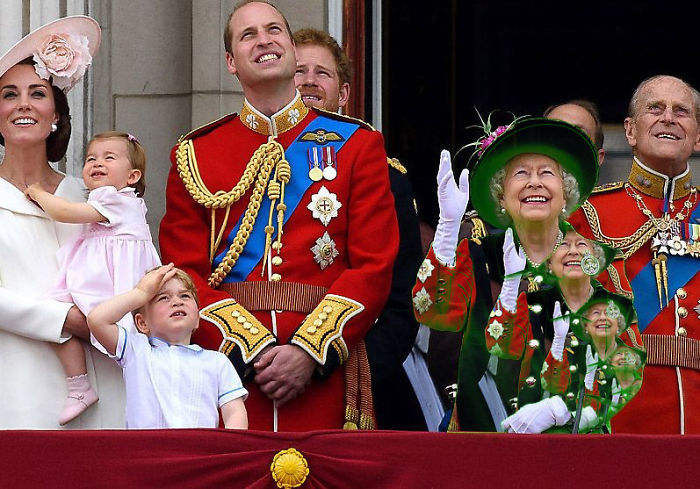 The Queen&#8217;s &#8216;Green Screen&#8217; Outfit Sparks A Hilarious Internet Reaction