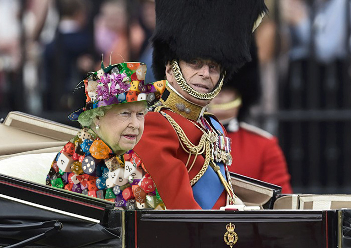 The Queen&#8217;s &#8216;Green Screen&#8217; Outfit Sparks A Hilarious Internet Reaction