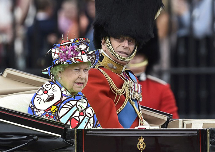 The Queen&#8217;s &#8216;Green Screen&#8217; Outfit Sparks A Hilarious Internet Reaction
