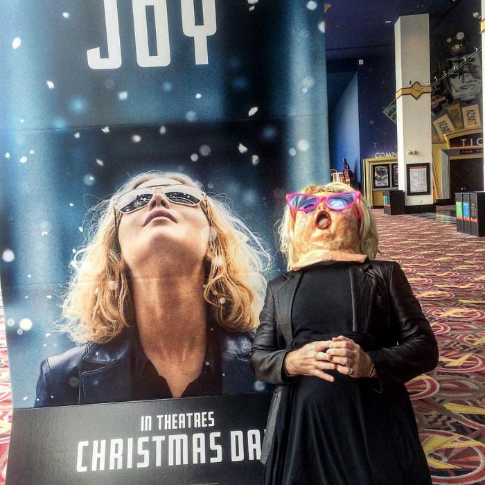 The Queen&#8217;s &#8216;Green Screen&#8217; Outfit Sparks A Hilarious Internet Reaction