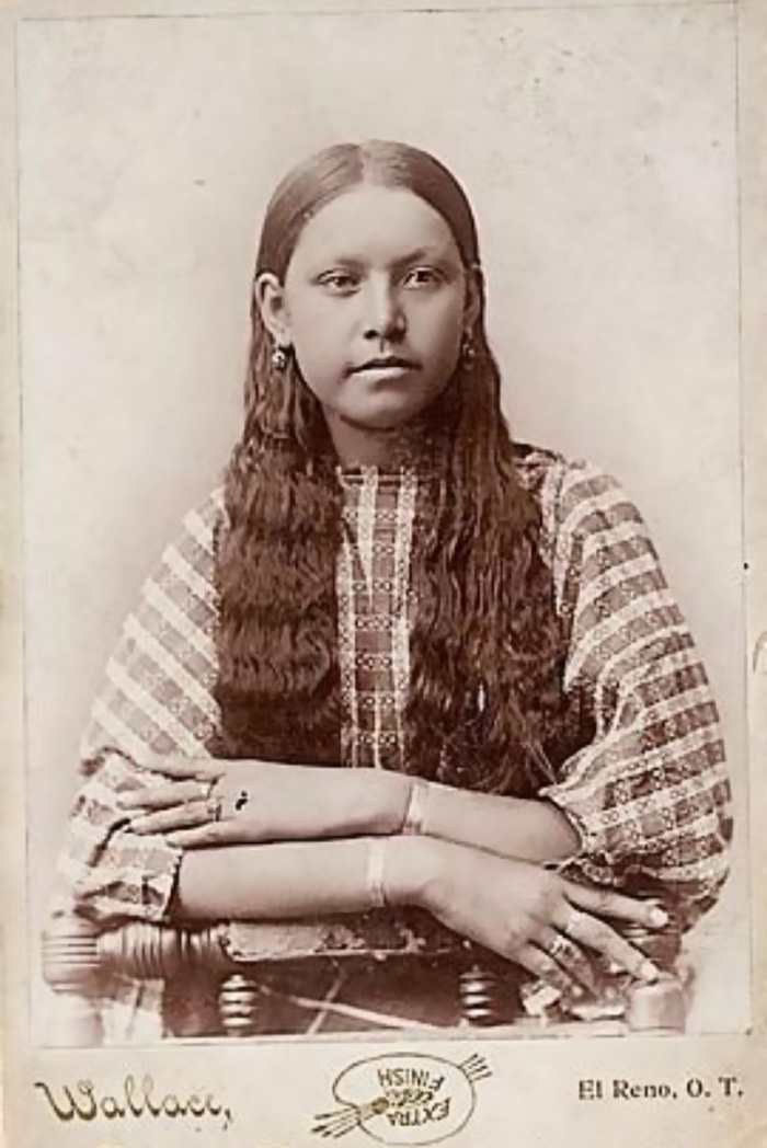 1800s-1900s Portraits Of Native American Teen Girls Show Their Unique Beauty And Style (36 Pics) 1800s-1900s Portraits Of Native American Teen Girls Show Their Unique Beauty And Style (36 Pics)