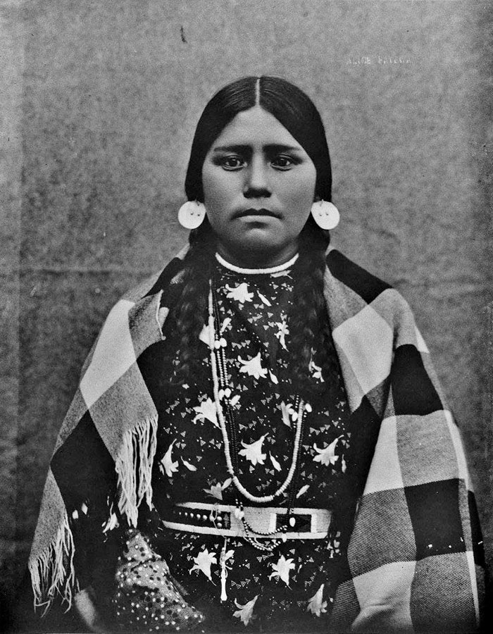 1800s-1900s Portraits Of Native American Teen Girls Show Their Unique Beauty And Style (36 Pics) 1800s-1900s Portraits Of Native American Teen Girls Show Their Unique Beauty And Style (36 Pics)
