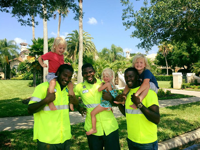 2-Year-Old Triplets Become Best Friends With Their Garbage Collectors (10+ Pics) 2-Year-Old Triplets Become Best Friends With Their Garbage Collectors (10+ Pics)