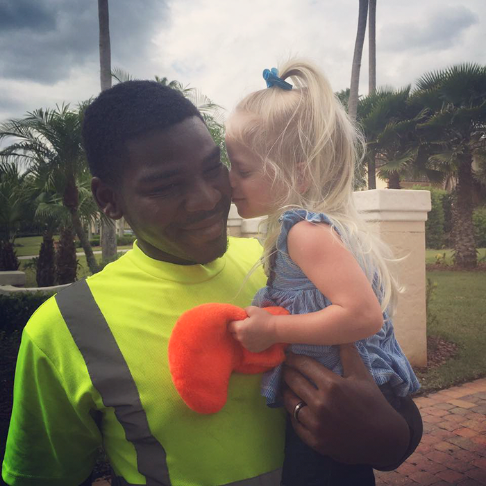 2-Year-Old Triplets Become Best Friends With Their Garbage Collectors (10+ Pics) 2-Year-Old Triplets Become Best Friends With Their Garbage Collectors (10+ Pics)