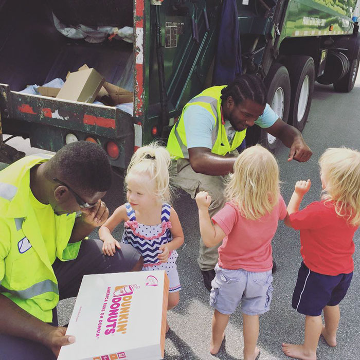 2-Year-Old Triplets Become Best Friends With Their Garbage Collectors (10+ Pics) 2-Year-Old Triplets Become Best Friends With Their Garbage Collectors (10+ Pics)