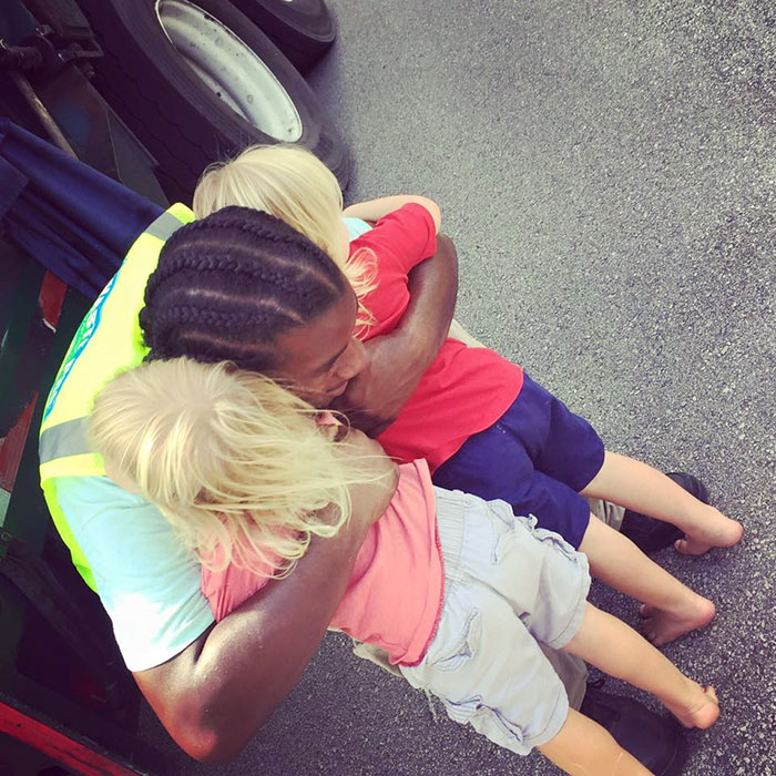 2-Year-Old Triplets Become Best Friends With Their Garbage Collectors (10+ Pics) 2-Year-Old Triplets Become Best Friends With Their Garbage Collectors (10+ Pics)
