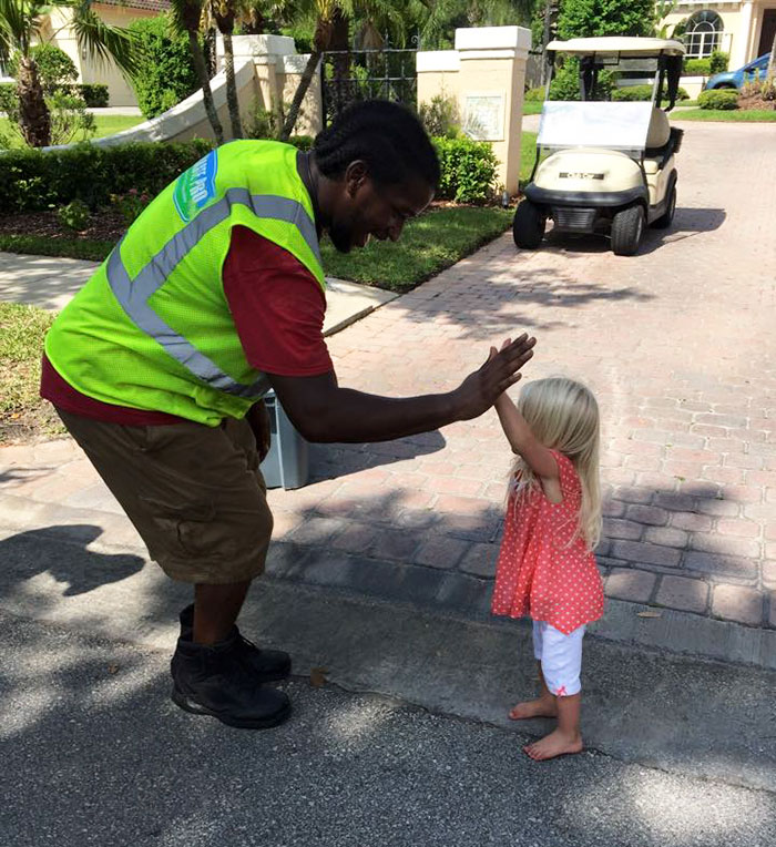 2-Year-Old Triplets Become Best Friends With Their Garbage Collectors (10+ Pics) 2-Year-Old Triplets Become Best Friends With Their Garbage Collectors (10+ Pics)