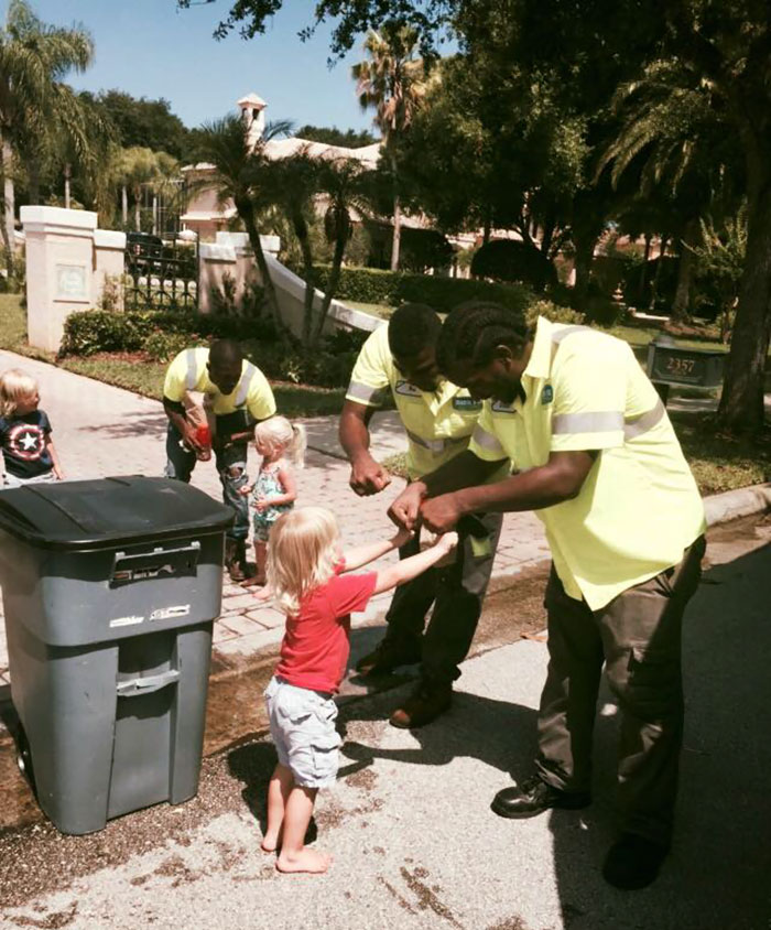 2-Year-Old Triplets Become Best Friends With Their Garbage Collectors (10+ Pics) 2-Year-Old Triplets Become Best Friends With Their Garbage Collectors (10+ Pics)
