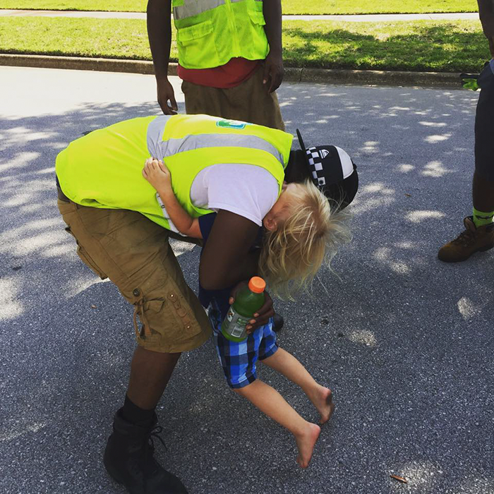 2-Year-Old Triplets Become Best Friends With Their Garbage Collectors (10+ Pics) 2-Year-Old Triplets Become Best Friends With Their Garbage Collectors (10+ Pics)