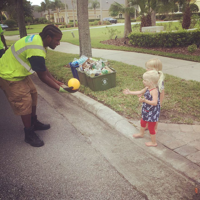 2-Year-Old Triplets Become Best Friends With Their Garbage Collectors (10+ Pics) 2-Year-Old Triplets Become Best Friends With Their Garbage Collectors (10+ Pics)