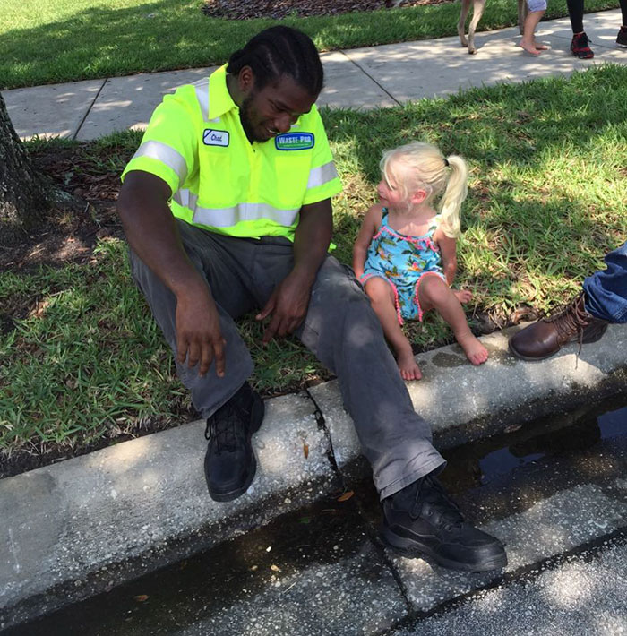 2-Year-Old Triplets Become Best Friends With Their Garbage Collectors (10+ Pics) 2-Year-Old Triplets Become Best Friends With Their Garbage Collectors (10+ Pics)