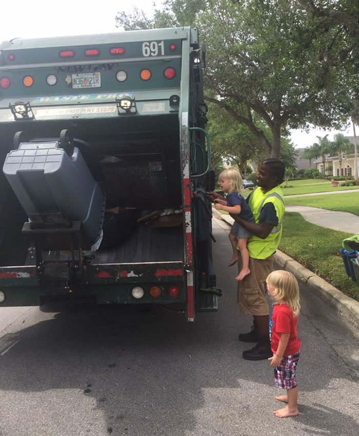 2-Year-Old Triplets Become Best Friends With Their Garbage Collectors (10+ Pics) 2-Year-Old Triplets Become Best Friends With Their Garbage Collectors (10+ Pics)