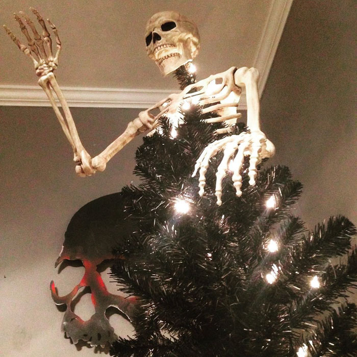 Halloween Christmas Trees Are A Thing Now (29 Pics)