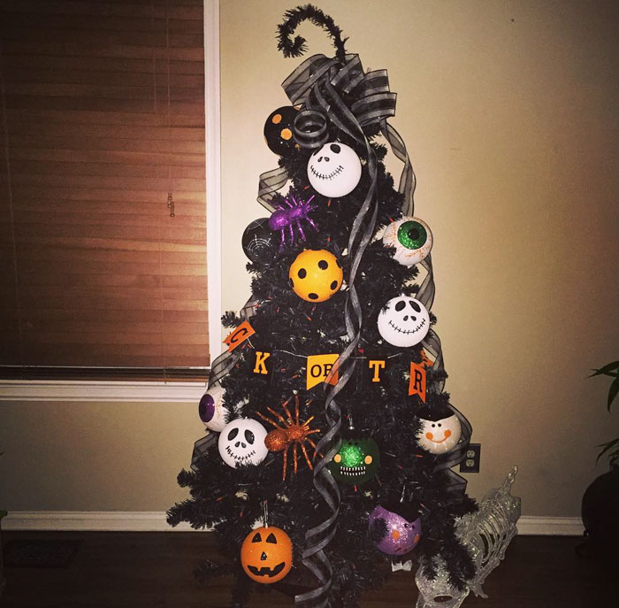 Halloween Christmas Trees Are A Thing Now (29 Pics)