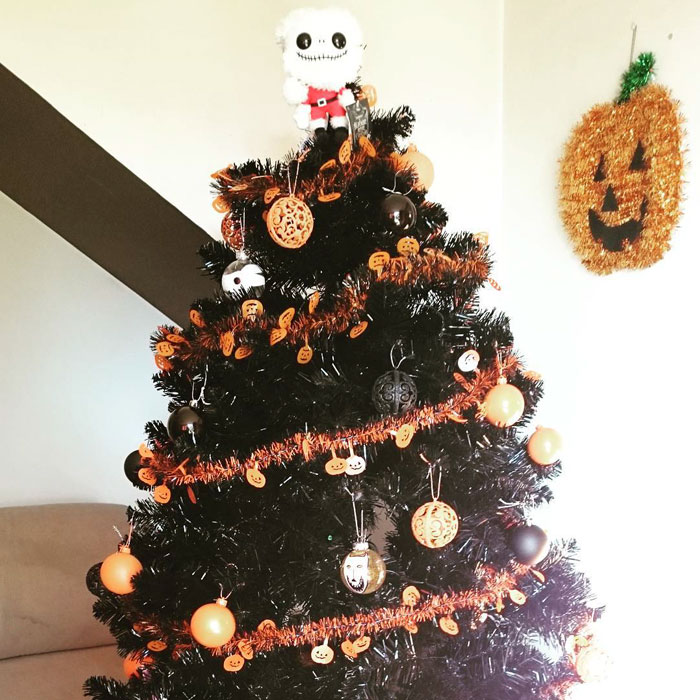 Halloween Christmas Trees Are A Thing Now (29 Pics)