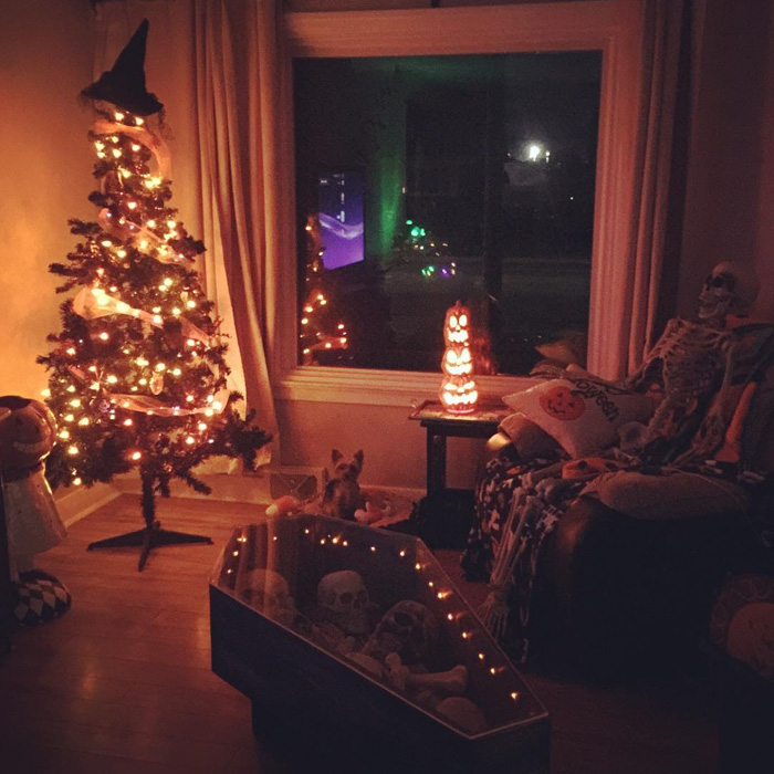Halloween Christmas Trees Are A Thing Now (29 Pics)