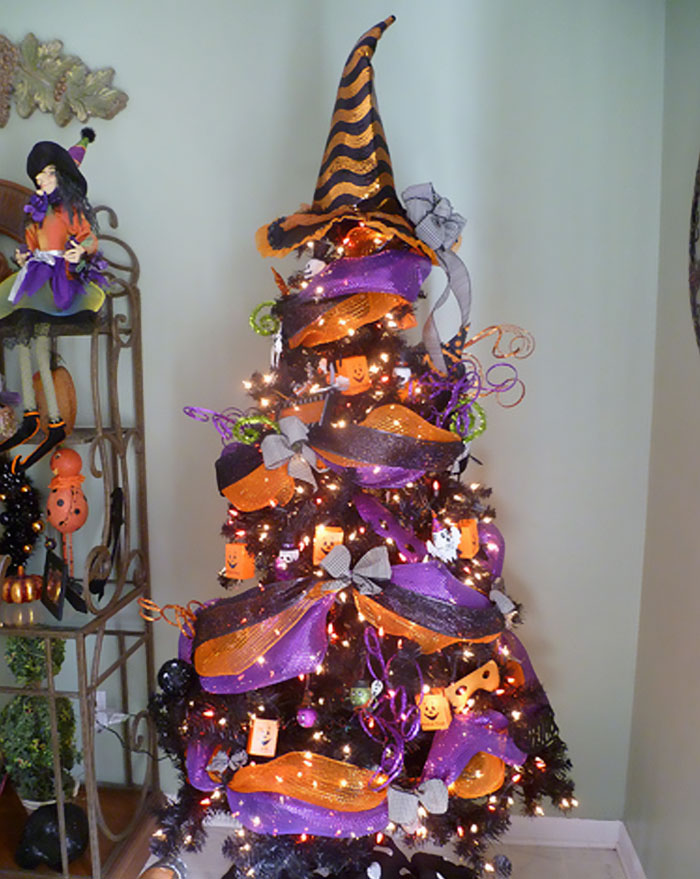 Halloween Christmas Trees Are A Thing Now (29 Pics)
