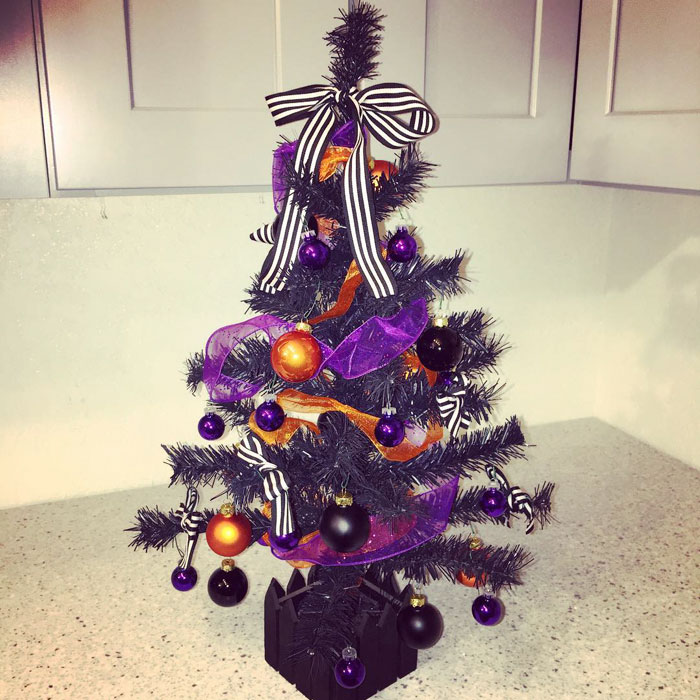 Halloween Christmas Trees Are A Thing Now (29 Pics)