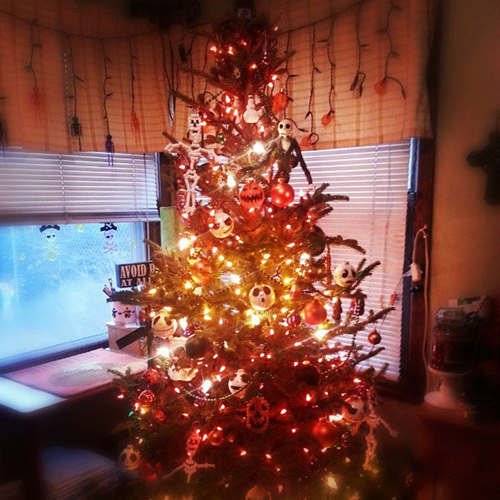 Halloween Christmas Trees Are A Thing Now (29 Pics)