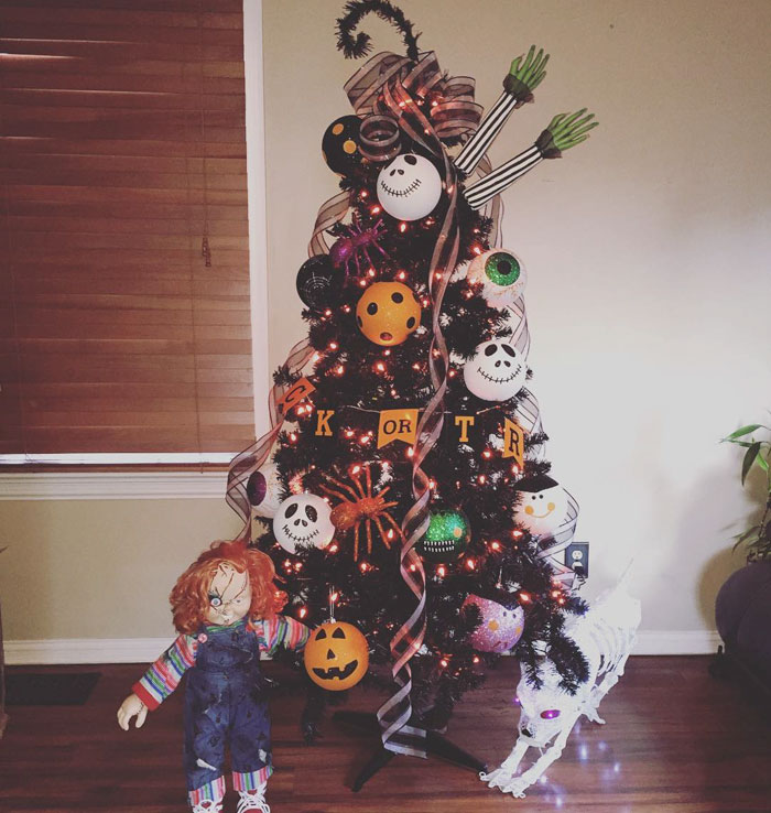 Halloween Christmas Trees Are A Thing Now (29 Pics)