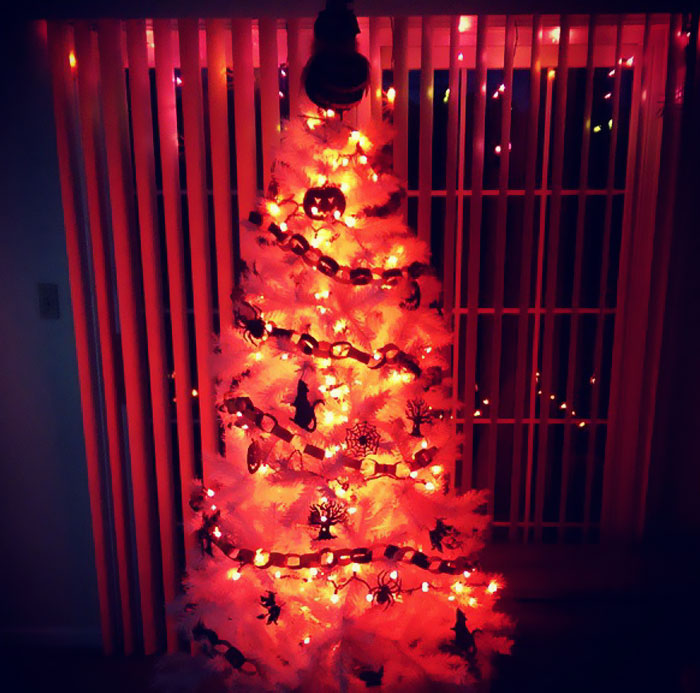 Halloween Christmas Trees Are A Thing Now (29 Pics)