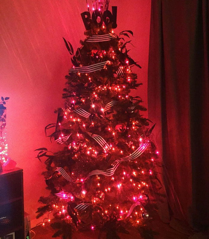 Halloween Christmas Trees Are A Thing Now (29 Pics)