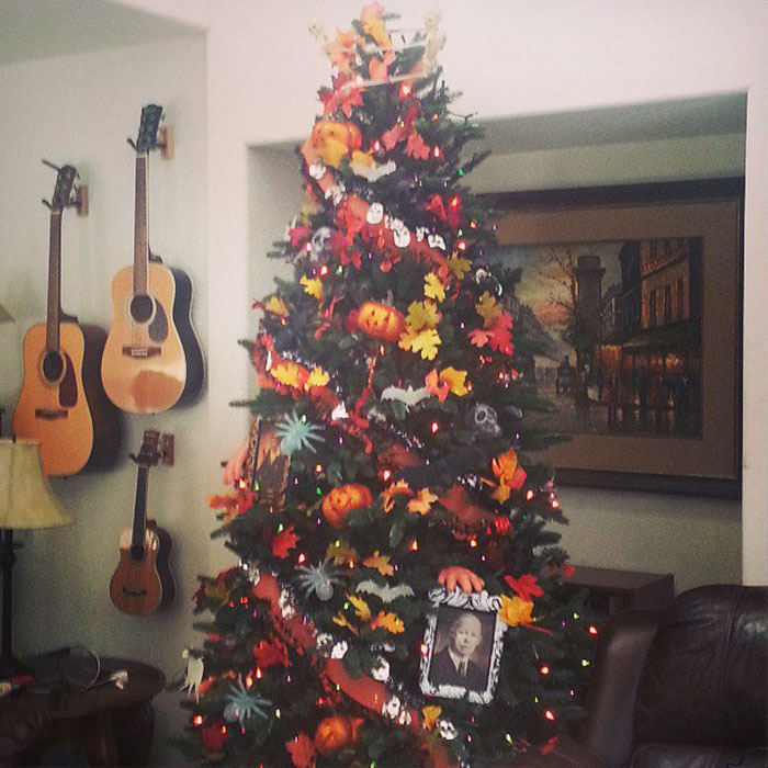 Halloween Christmas Trees Are A Thing Now (29 Pics)