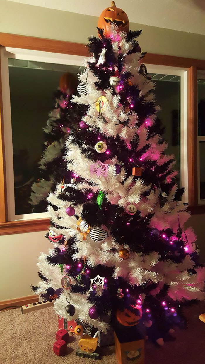 Halloween Christmas Trees Are A Thing Now (29 Pics)