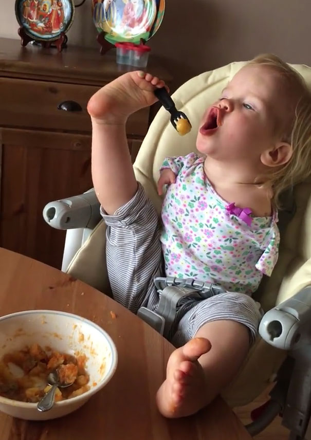 Toddler Born Without Arms Learns To Feed Herself Using Her Feet Toddler Born Without Arms Learns To Feed Herself Using Her Feet
