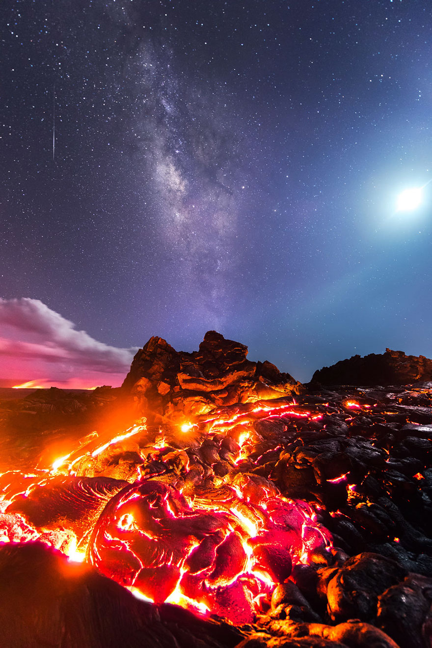 Photographer Risks Getting Burned To Capture Lava, Meteor, Milky Way And Moon In A Single Shot Photographer Risks Getting Burned To Capture Lava, Meteor, Milky Way And Moon In A Single Shot