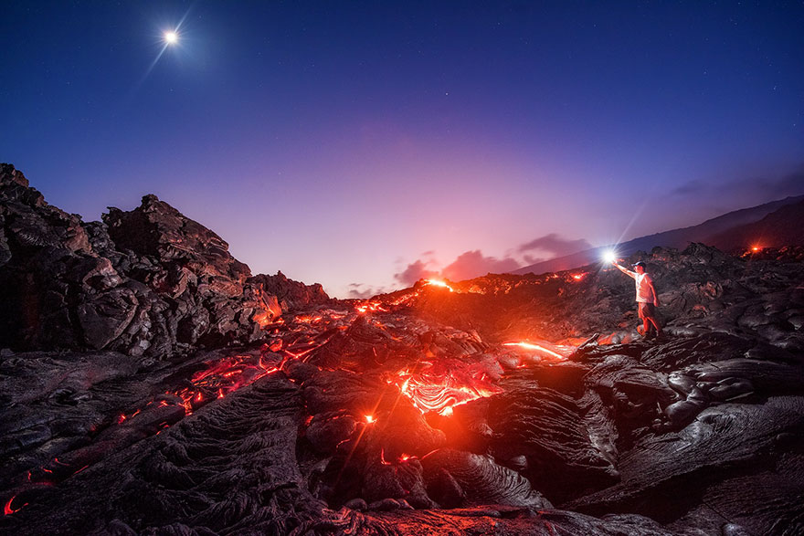 Photographer Risks Getting Burned To Capture Lava, Meteor, Milky Way And Moon In A Single Shot Photographer Risks Getting Burned To Capture Lava, Meteor, Milky Way And Moon In A Single Shot