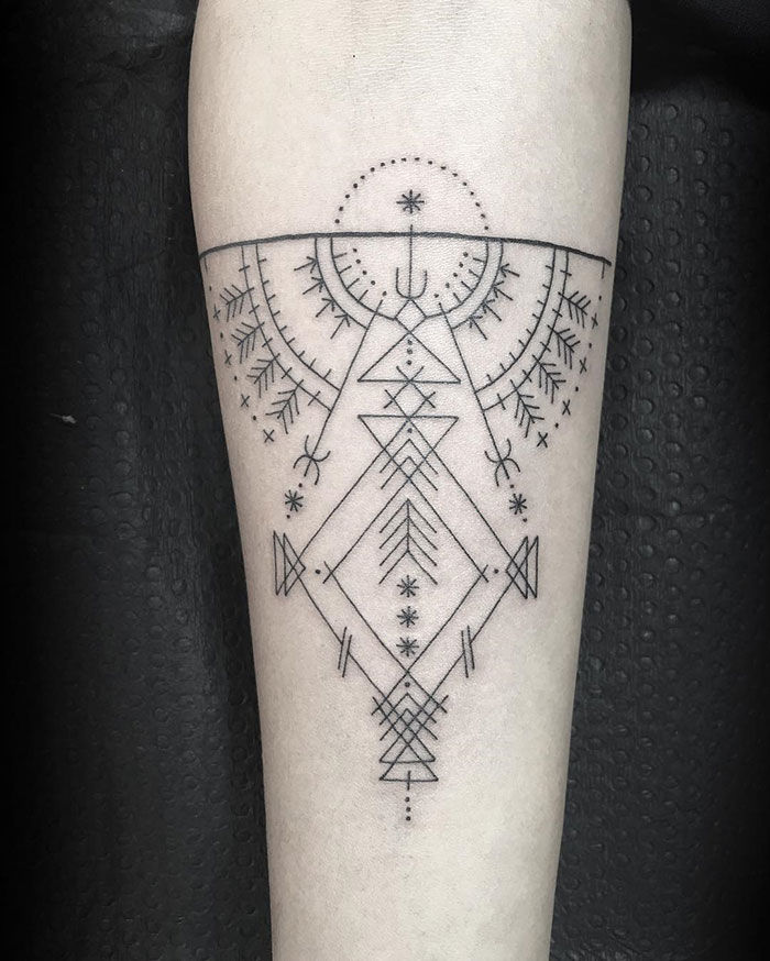 Famous Tattoo Artist Offers To Ink People For FREE If They Agree To Put Their Arms In A Hole For A Surprise