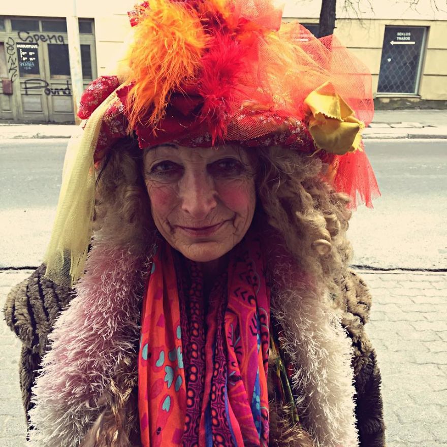 This 80-Year-Old Street Beggar Is A Local Celebrity And A True Style Icon