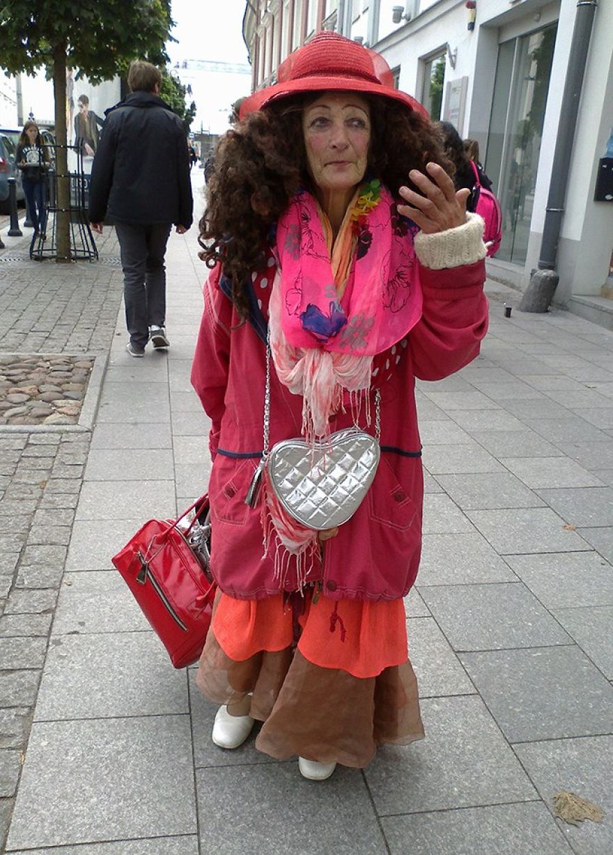 This 80-Year-Old Street Beggar Is A Local Celebrity And A True Style Icon