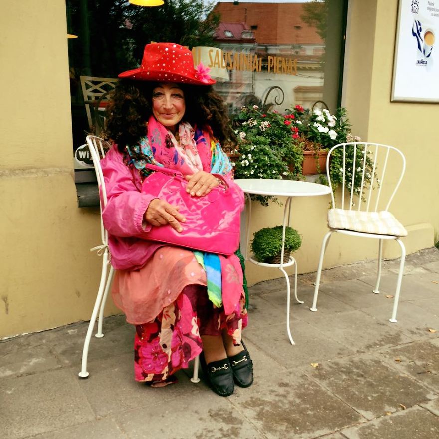 This 80-Year-Old Street Beggar Is A Local Celebrity And A True Style Icon