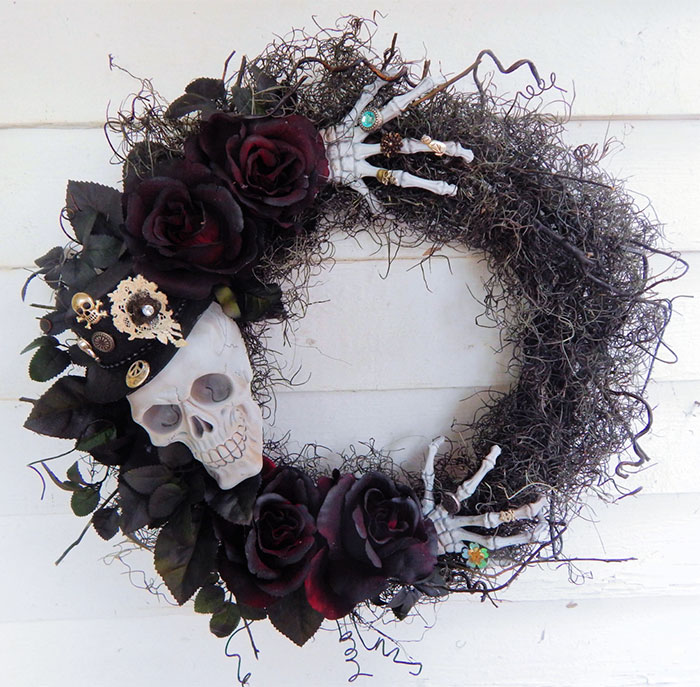 Halloween Wreaths Are A Thing Now, And They’re Creepily Awesome Halloween Wreaths Are A Thing Now, And They’re Creepily Awesome