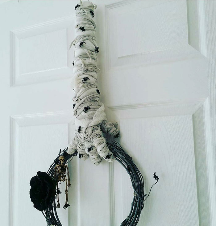 Halloween Wreaths Are A Thing Now, And They’re Creepily Awesome Halloween Wreaths Are A Thing Now, And They’re Creepily Awesome