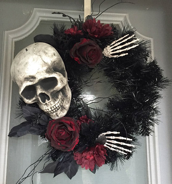 Halloween Wreaths Are A Thing Now, And They’re Creepily Awesome Halloween Wreaths Are A Thing Now, And They’re Creepily Awesome