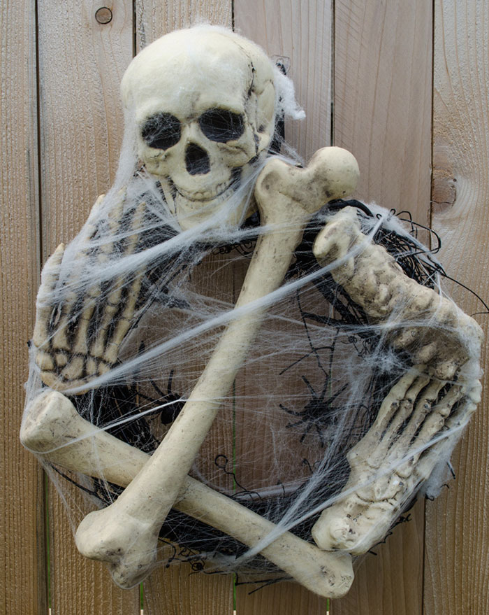 Halloween Wreaths Are A Thing Now, And They’re Creepily Awesome Halloween Wreaths Are A Thing Now, And They’re Creepily Awesome