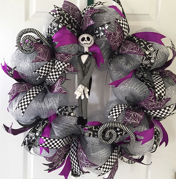 Halloween Wreaths Are A Thing Now, And They’re Creepily Awesome Halloween Wreaths Are A Thing Now, And They’re Creepily Awesome